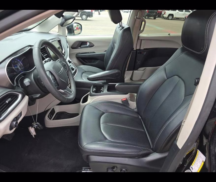 2024 Diamond Black Crystal Pearlcoat Chrysler Pacifica Touring L FWD Van