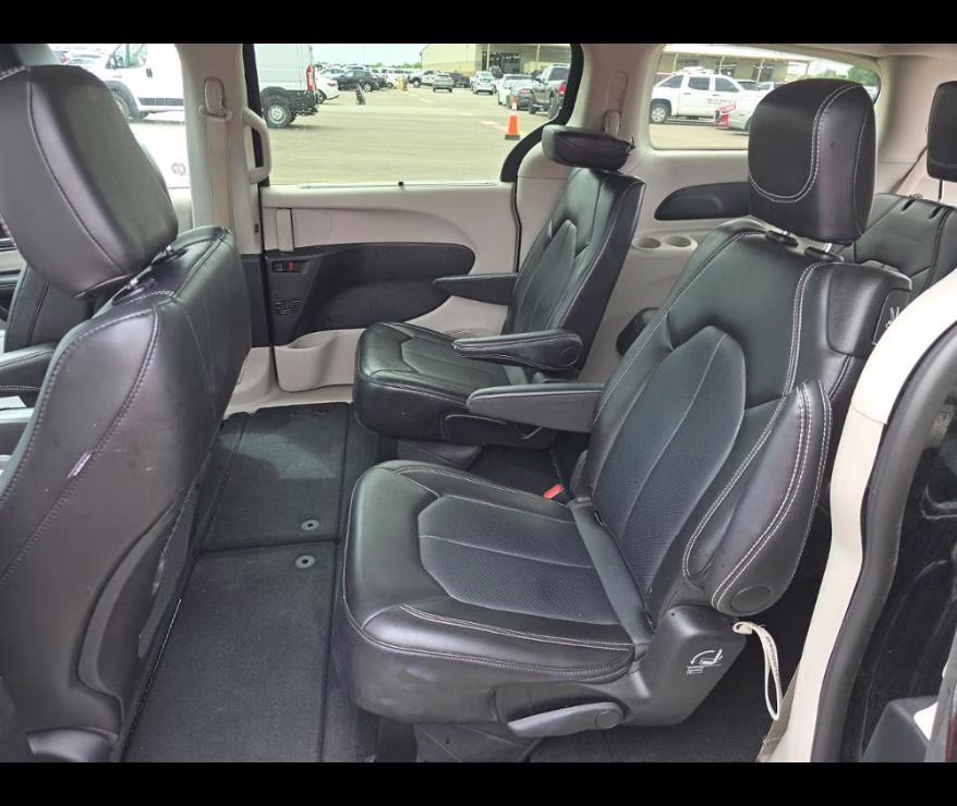 2024 Diamond Black Crystal Pearlcoat Chrysler Pacifica Touring L FWD Van