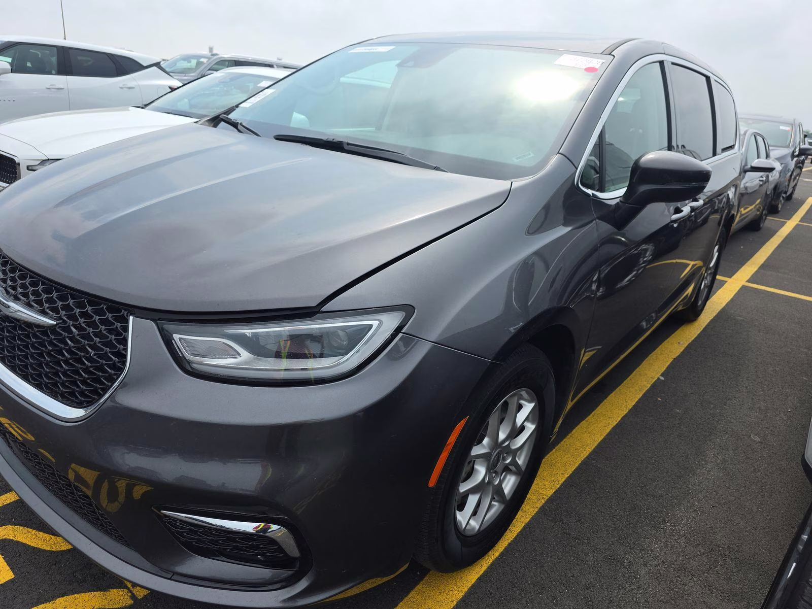 2023 Granite Crystal Metallic Clearcoat Chrysler Pacifica Touring L FWD Van