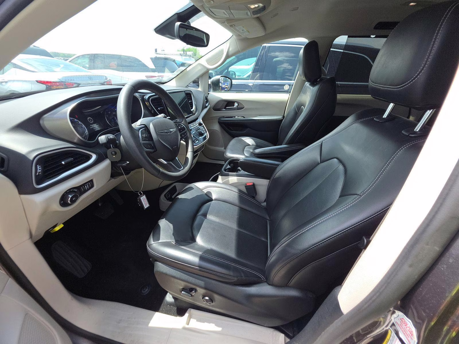 2023 Granite Crystal Metallic Clearcoat Chrysler Pacifica Touring L FWD Van