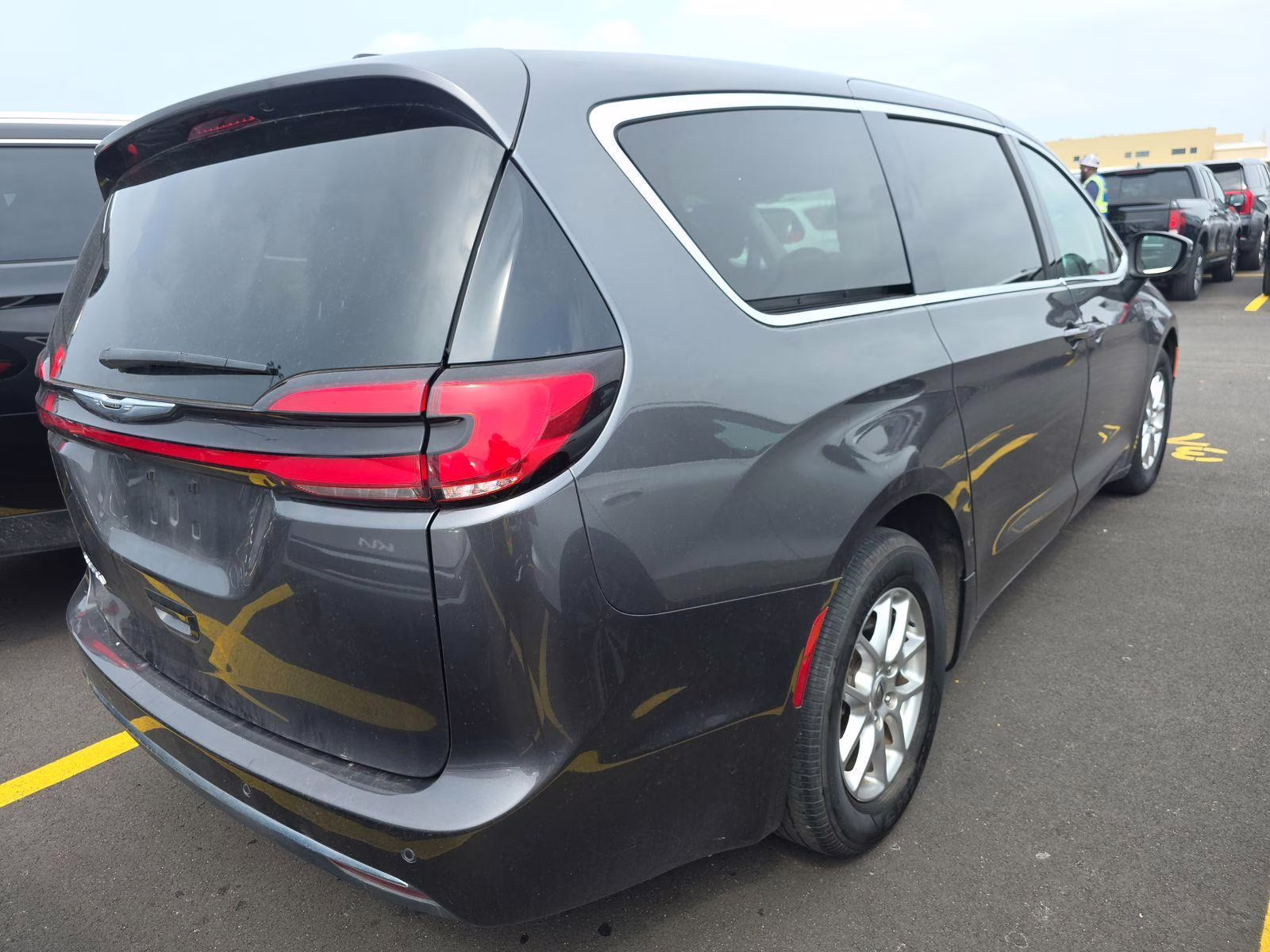 2023 Granite Crystal Metallic Clearcoat Chrysler Pacifica Touring L FWD Van