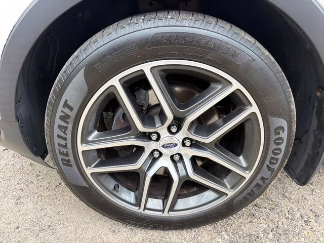 2018 White Platinum Clearcoat Metallic Ford Explorer Sport 4X4 SUV