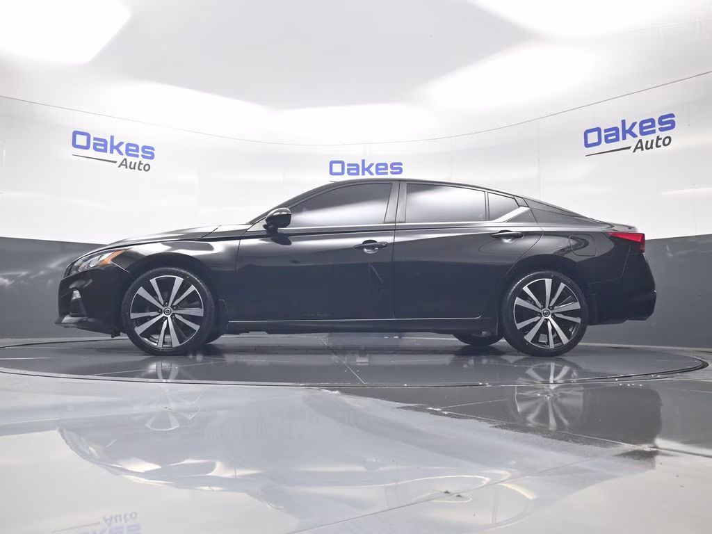 2022 Super Black Clearcoat Nissan Altima 2.5 SR FWD Sedan