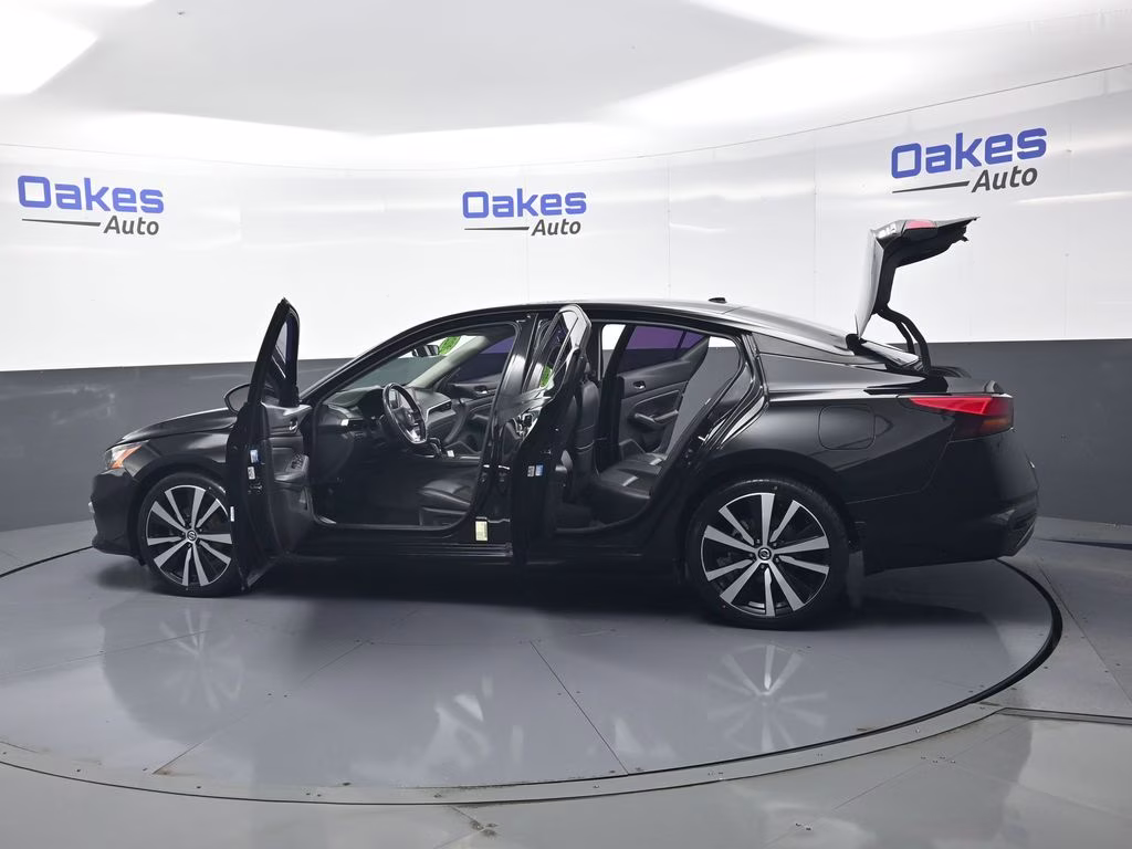 2022 Super Black Clearcoat Nissan Altima 2.5 SR FWD Sedan