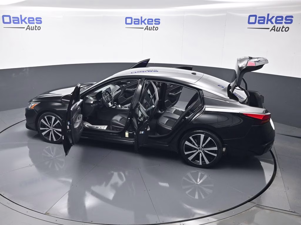 2022 Super Black Clearcoat Nissan Altima 2.5 SR FWD Sedan