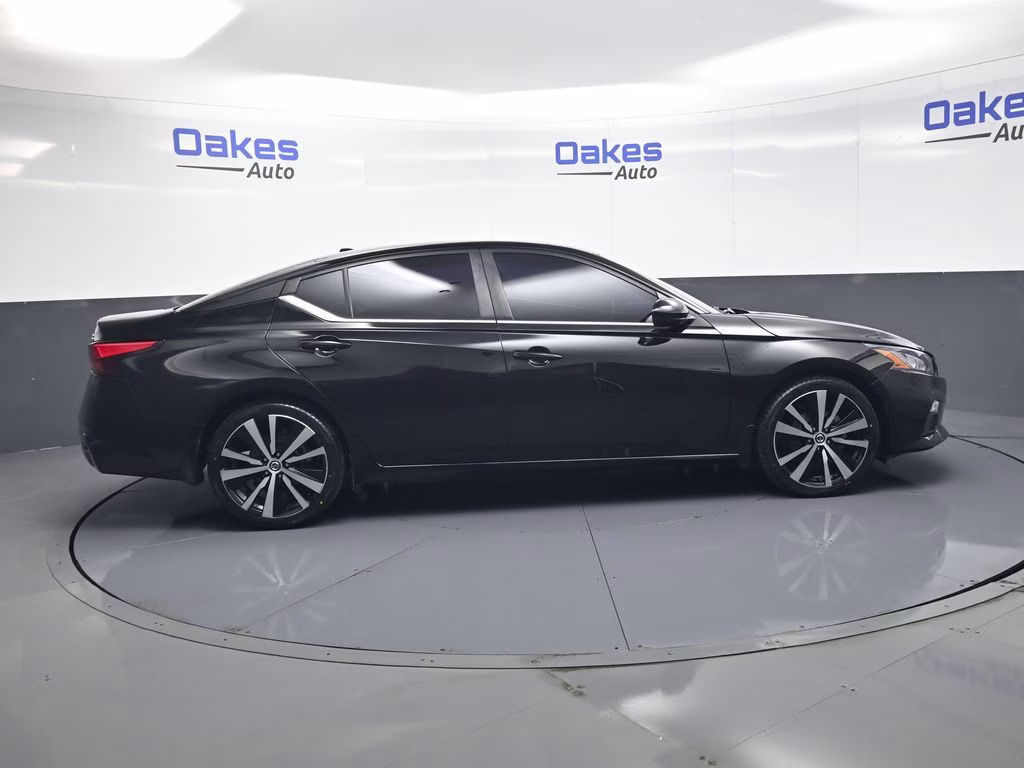 2022 Super Black Clearcoat Nissan Altima 2.5 SR FWD Sedan