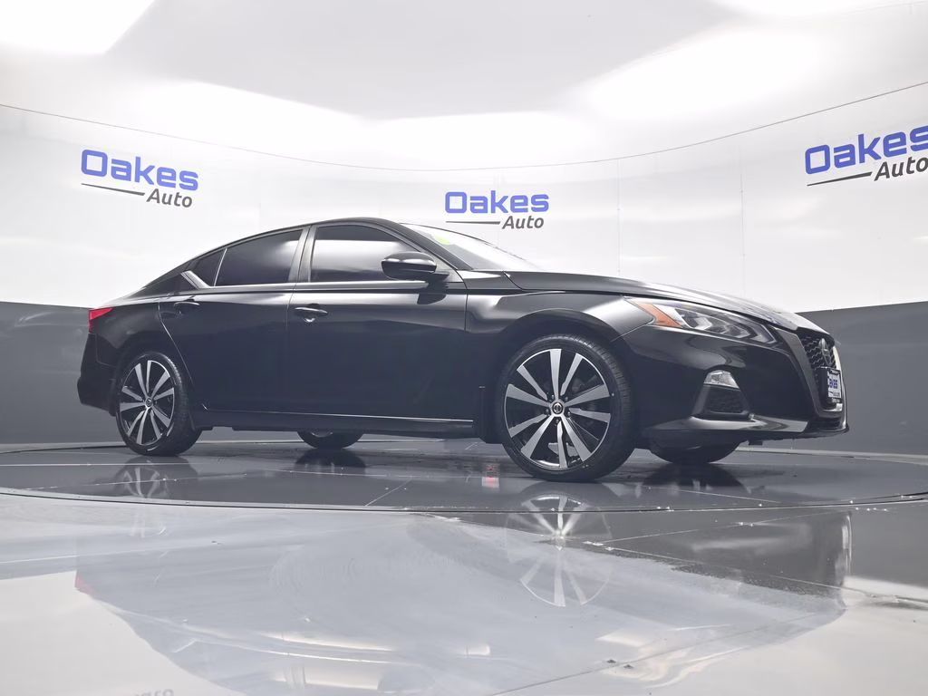 2022 Super Black Clearcoat Nissan Altima 2.5 SR FWD Sedan