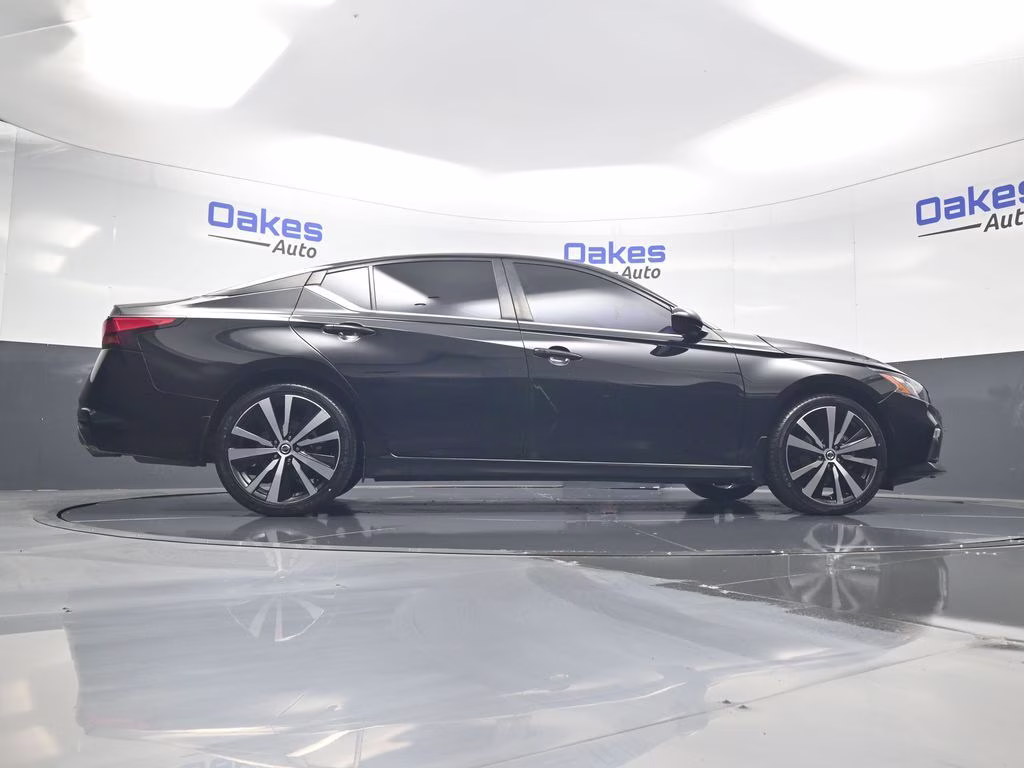 2022 Super Black Clearcoat Nissan Altima 2.5 SR FWD Sedan