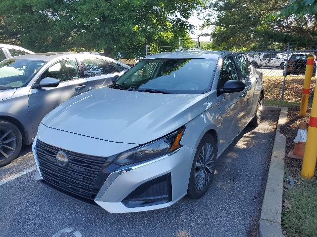 2024 Brilliant Silver Metallic Nissan Altima 2.5 SV FWD Sedan