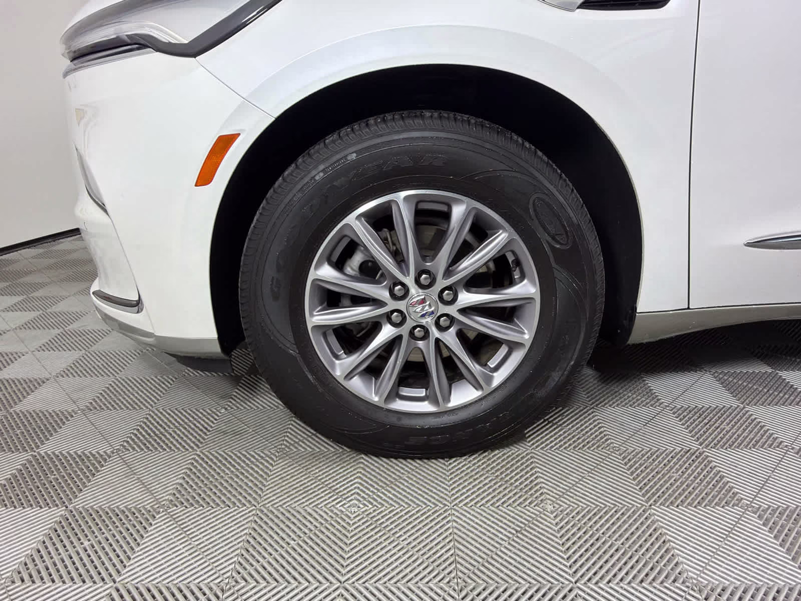 2023 White Frost Tricoat Buick Enclave Essence FWD SUV