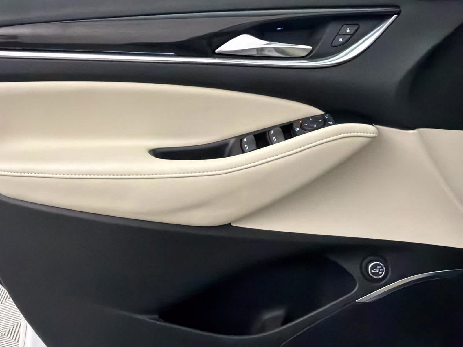 2023 White Frost Tricoat Buick Enclave Essence FWD SUV