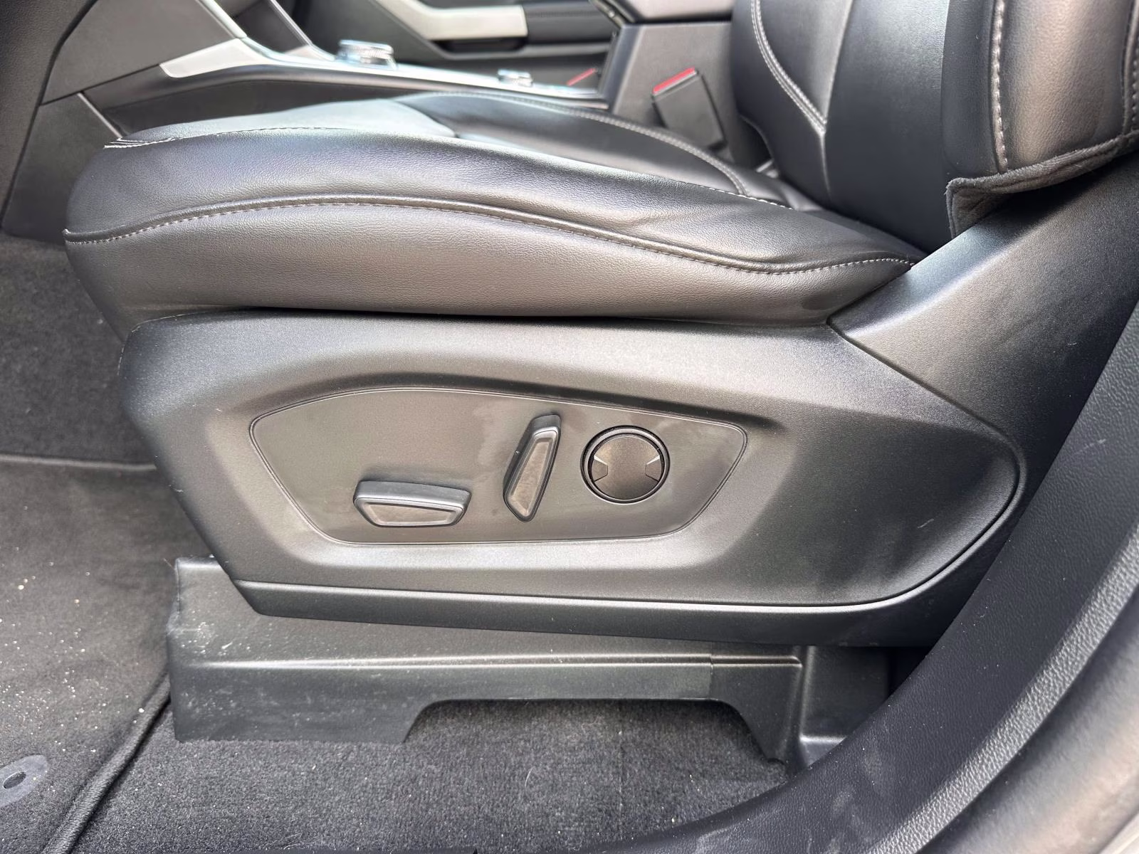 2024 Carbonized Gray Metallic Ford Explorer XLT 4WD 4X4 SUV