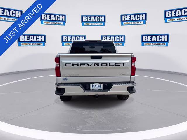 2021 Silver Ice Metallic Chevrolet Silverado 1500 Custom RWD Truck
