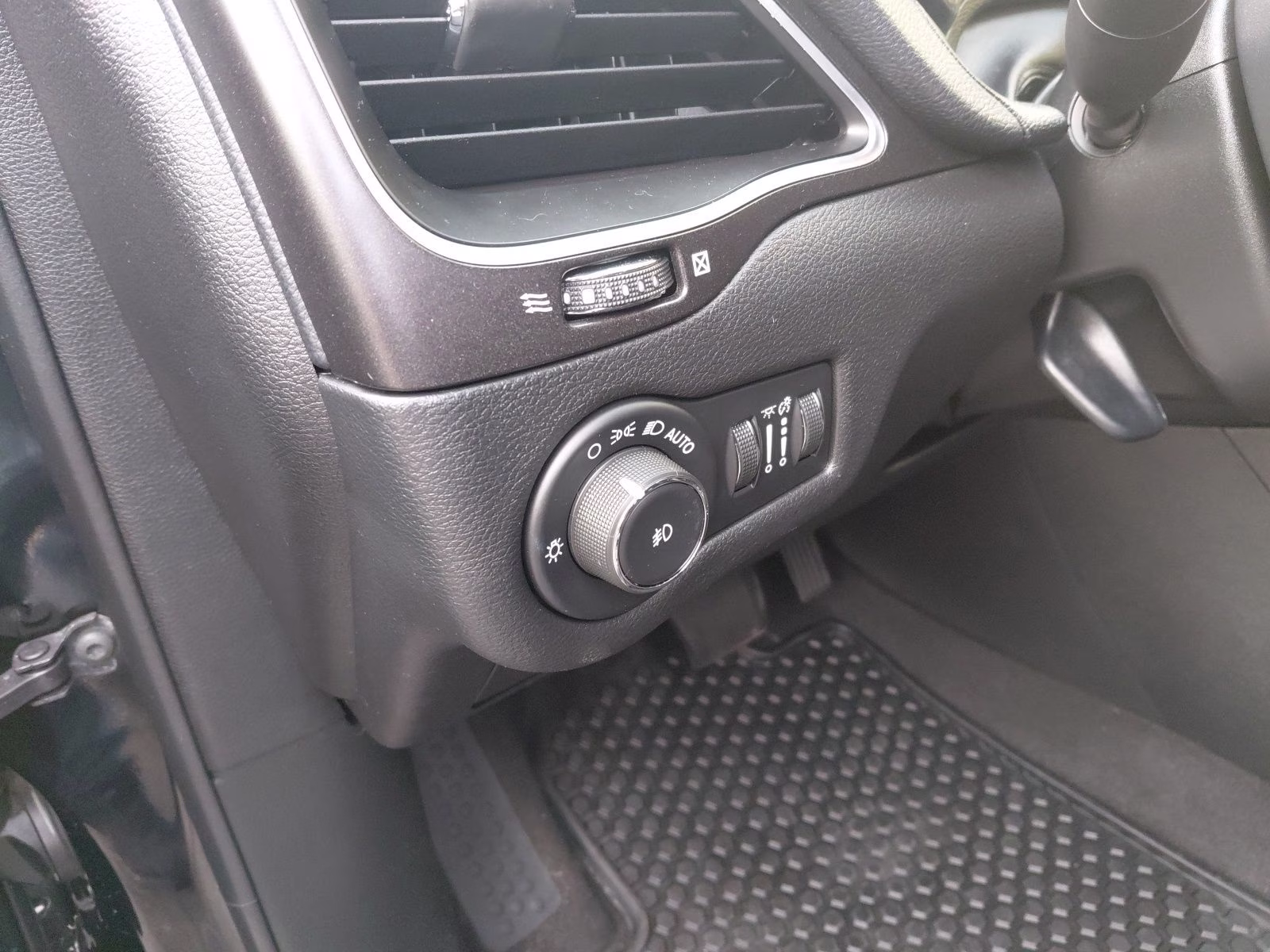 2019 Diamond Black Crystal Pearlcoat Jeep Cherokee Trailhawk 4X4 SUV