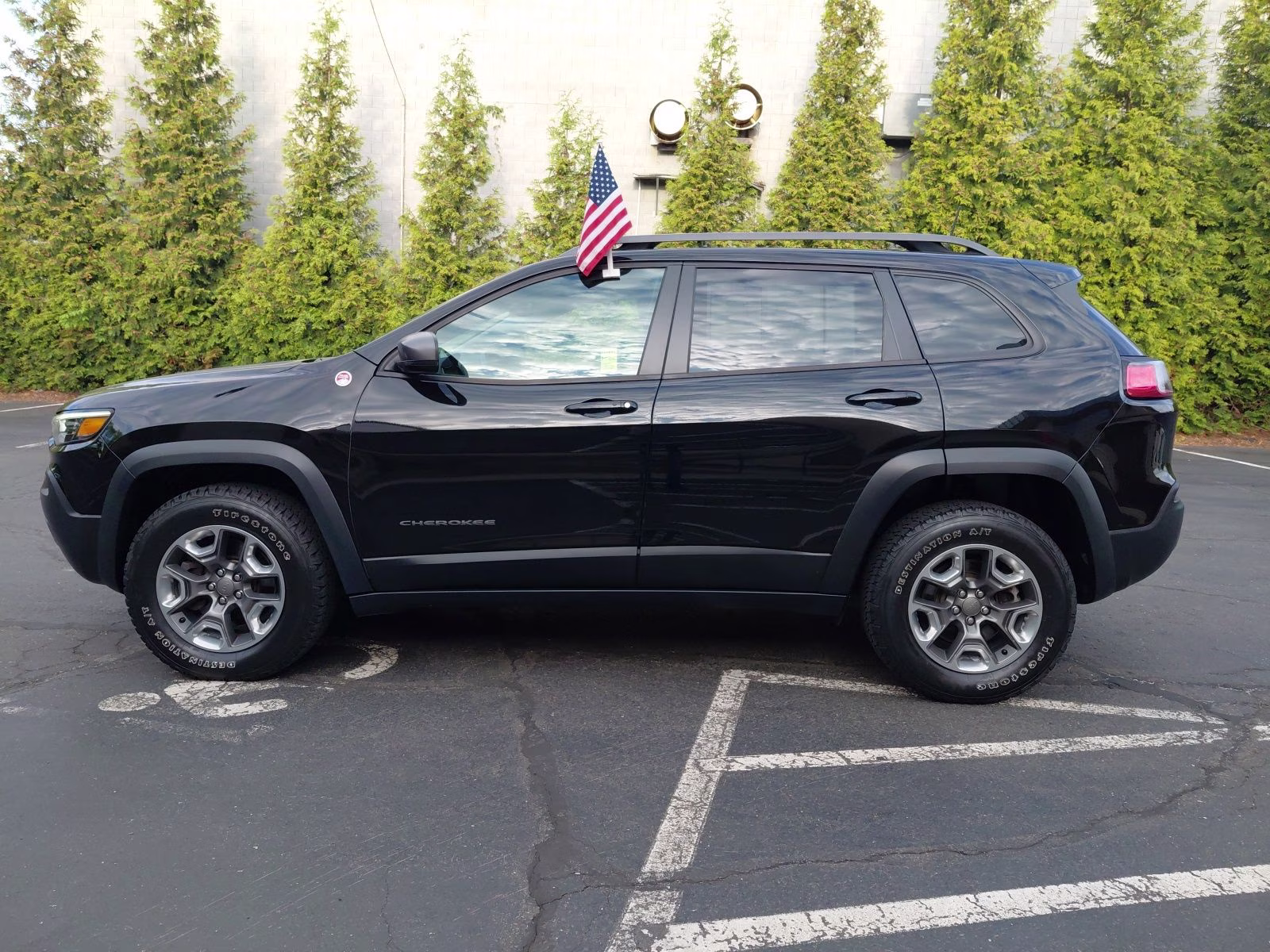 2019 Diamond Black Crystal Pearlcoat Jeep Cherokee Trailhawk 4X4 SUV
