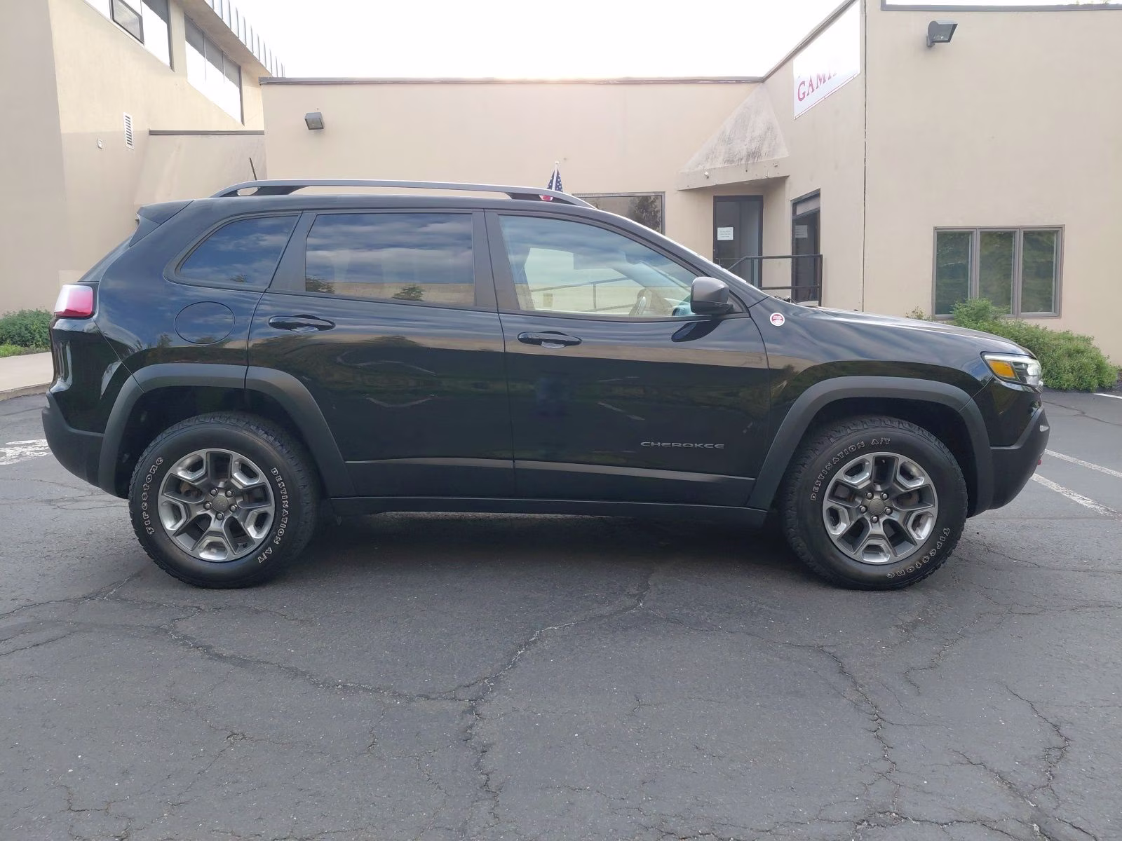 2019 Diamond Black Crystal Pearlcoat Jeep Cherokee Trailhawk 4X4 SUV