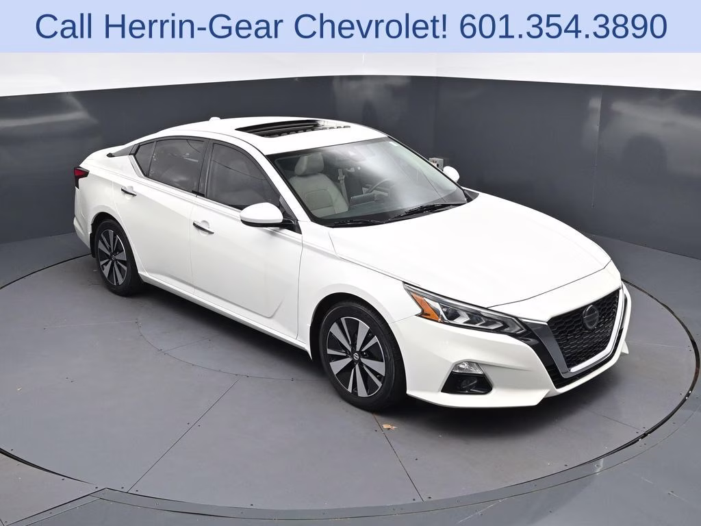 2021 Pearl White Nissan Altima 2.5 SL FWD Sedan