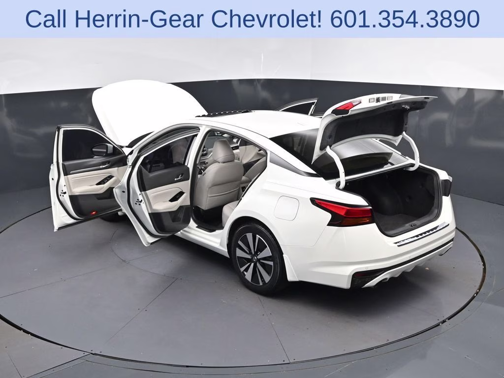 2021 Pearl White Nissan Altima 2.5 SL FWD Sedan
