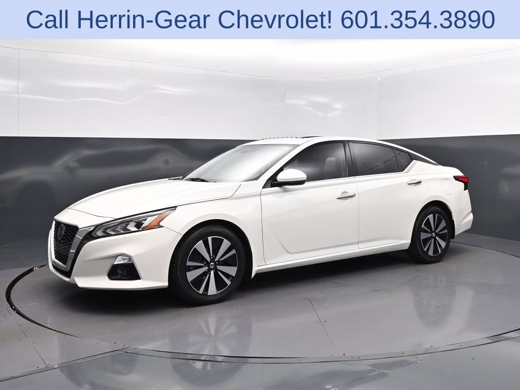 2021 Pearl White Nissan Altima 2.5 SL FWD Sedan