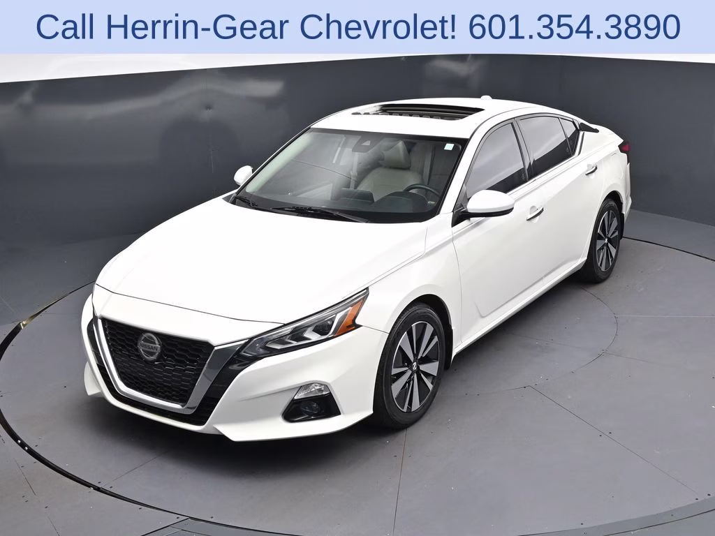 2021 Pearl White Nissan Altima 2.5 SL FWD Sedan
