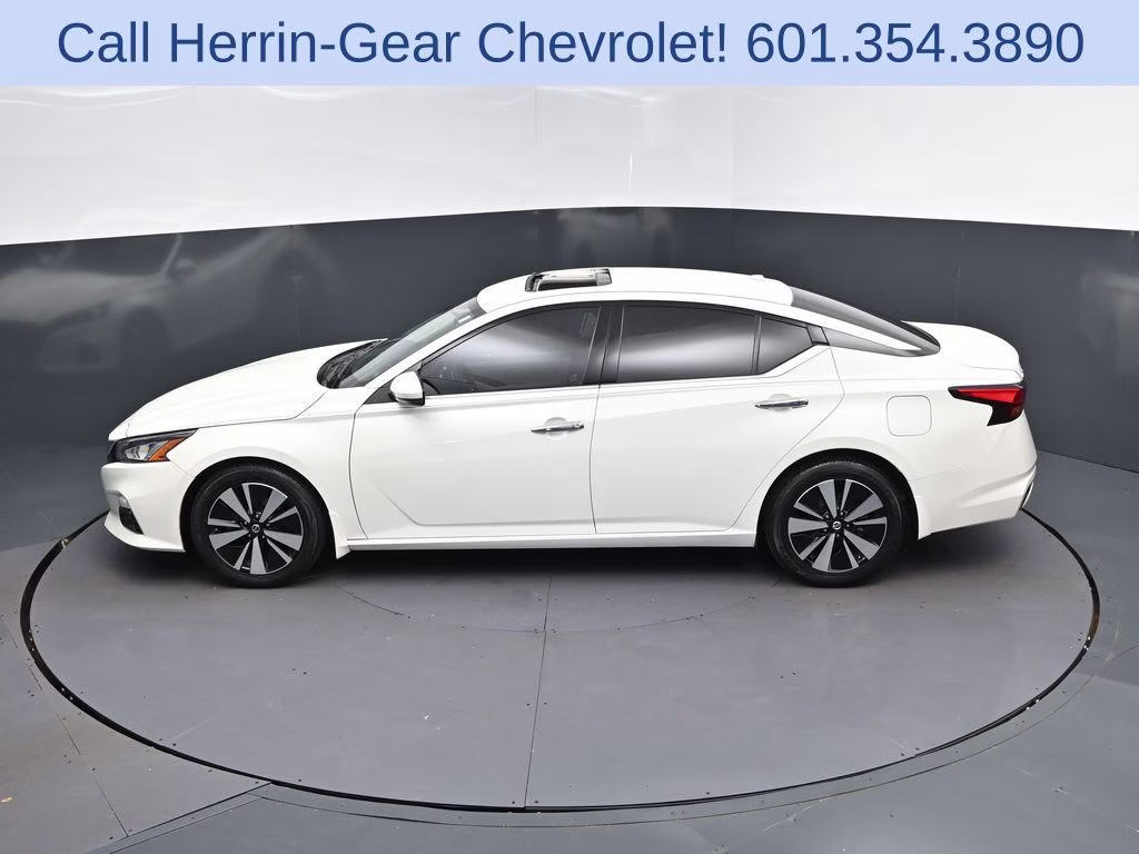 2021 Pearl White Nissan Altima 2.5 SL FWD Sedan