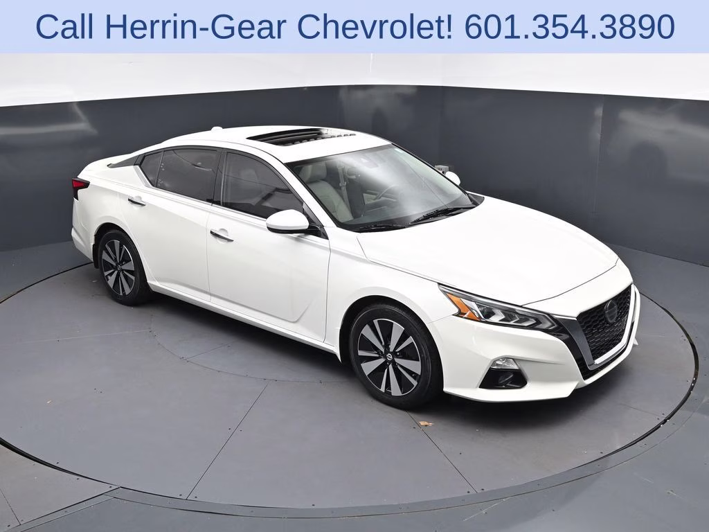 2021 Pearl White Nissan Altima 2.5 SL FWD Sedan