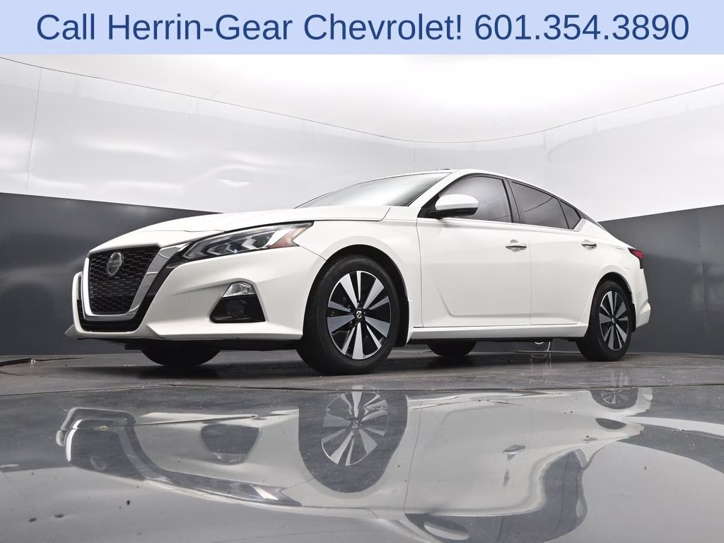 2021 Pearl White Nissan Altima 2.5 SL FWD Sedan