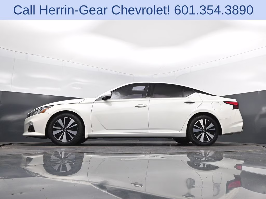 2021 Pearl White Nissan Altima 2.5 SL FWD Sedan