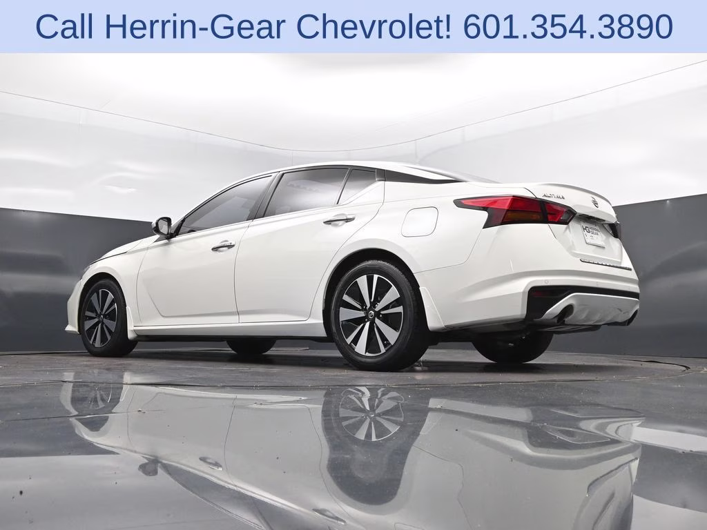 2021 Pearl White Nissan Altima 2.5 SL FWD Sedan