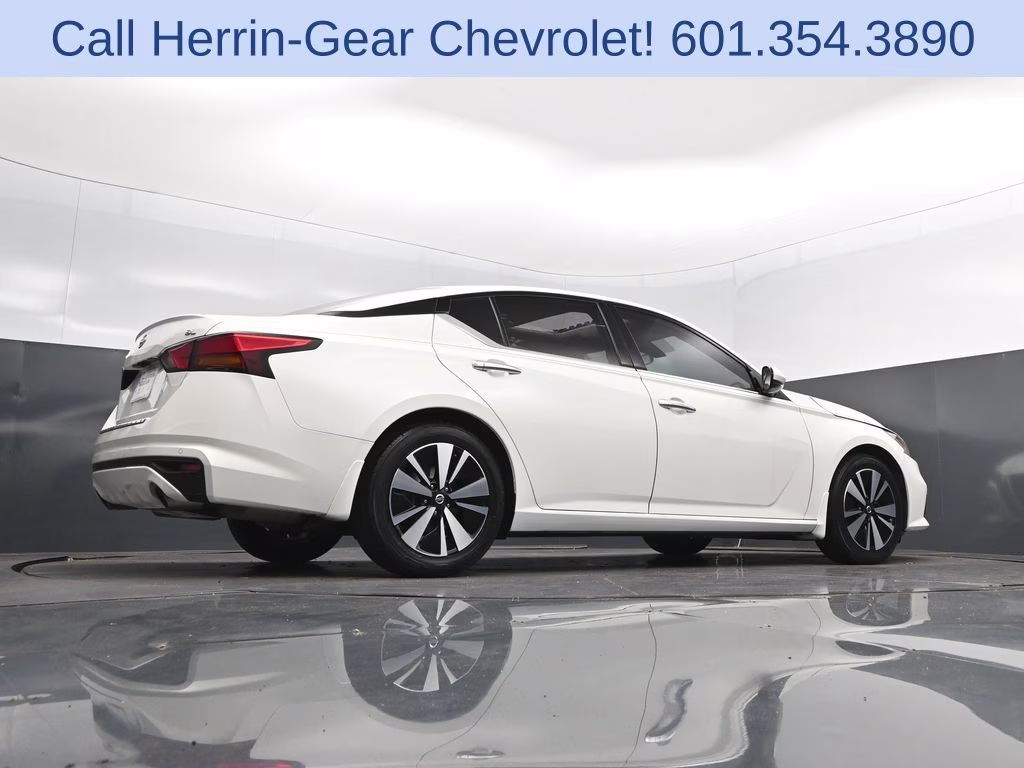 2021 Pearl White Nissan Altima 2.5 SL FWD Sedan