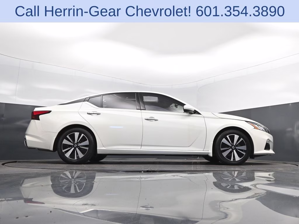 2021 Pearl White Nissan Altima 2.5 SL FWD Sedan