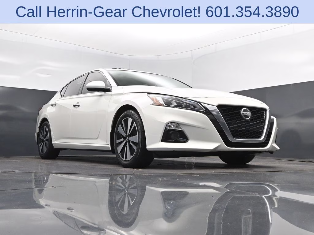 2021 Pearl White Nissan Altima 2.5 SL FWD Sedan