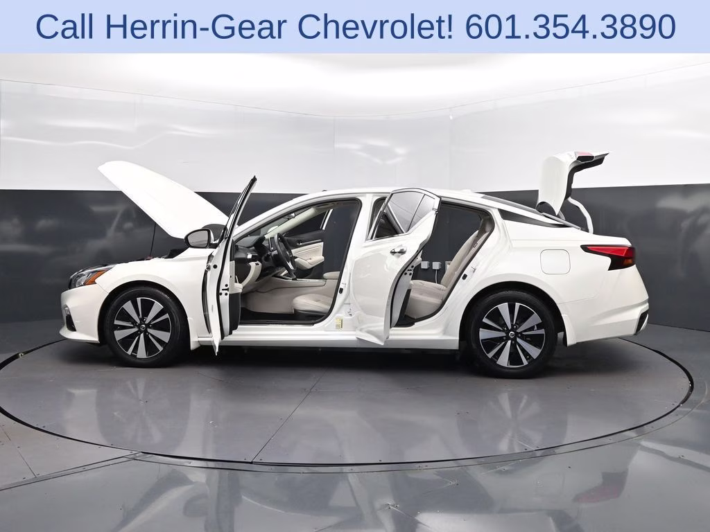 2021 Pearl White Nissan Altima 2.5 SL FWD Sedan