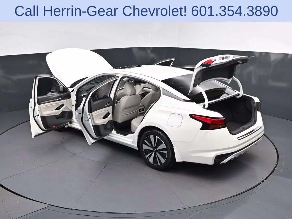 2021 Pearl White Nissan Altima 2.5 SL FWD Sedan