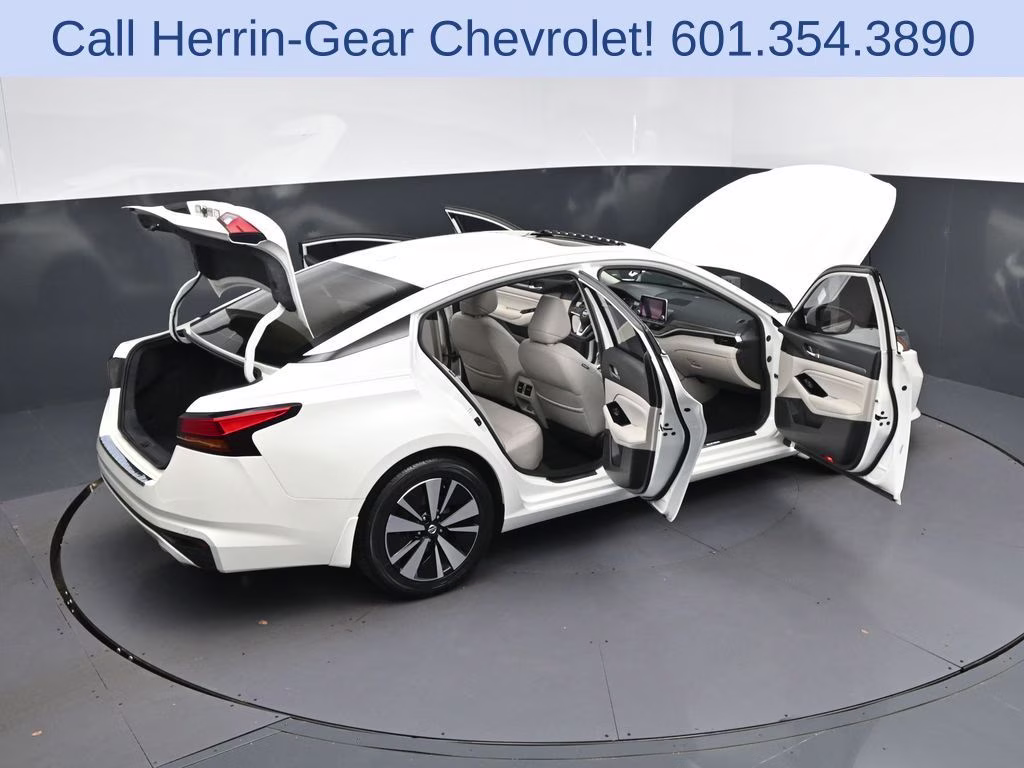 2021 Pearl White Nissan Altima 2.5 SL FWD Sedan