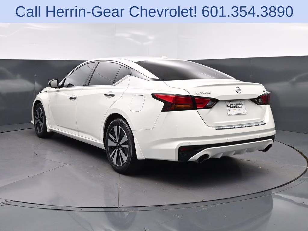 2021 Pearl White Nissan Altima 2.5 SL FWD Sedan