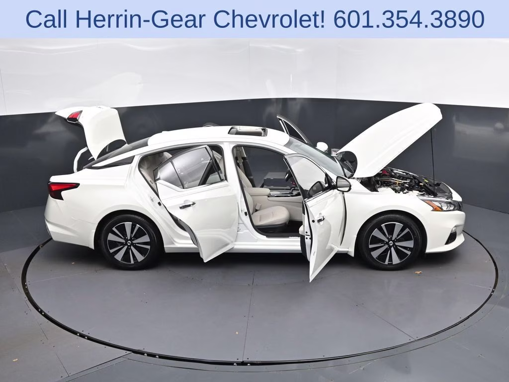 2021 Pearl White Nissan Altima 2.5 SL FWD Sedan