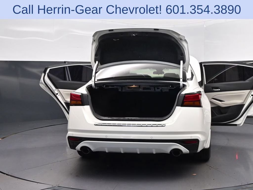 2021 Pearl White Nissan Altima 2.5 SL FWD Sedan