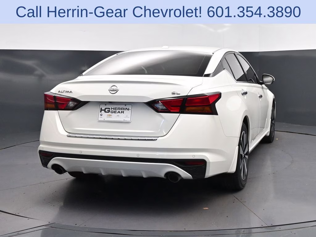 2021 Pearl White Nissan Altima 2.5 SL FWD Sedan