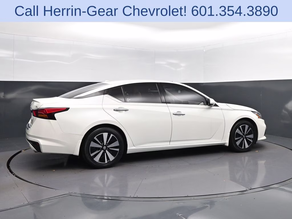 2021 Pearl White Nissan Altima 2.5 SL FWD Sedan