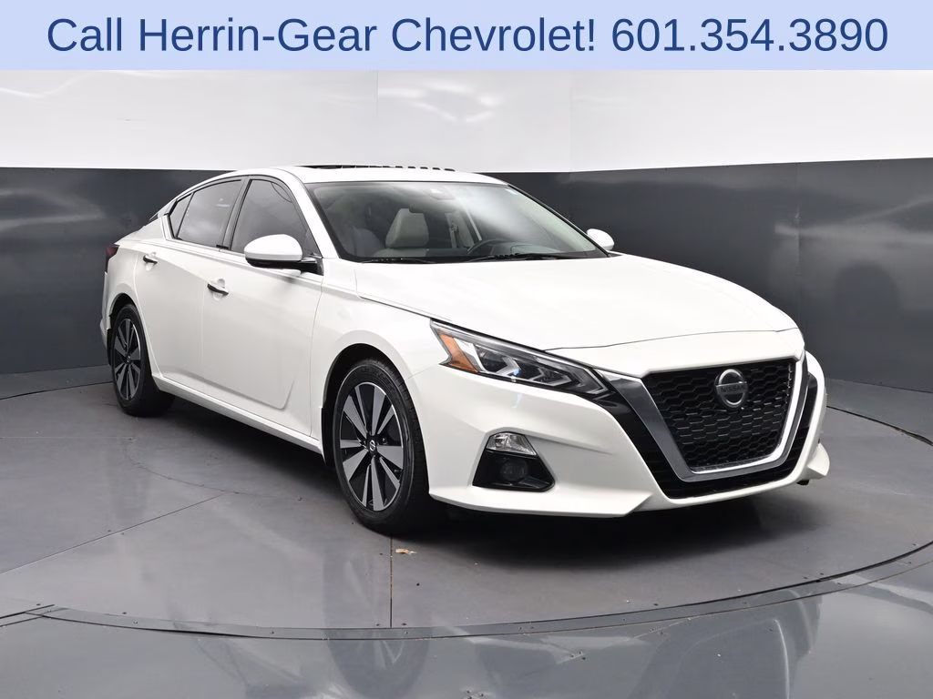 2021 Pearl White Nissan Altima 2.5 SL FWD Sedan