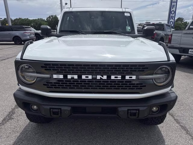 2023 Oxford White Ford Bronco Badlands 4X4 SUV