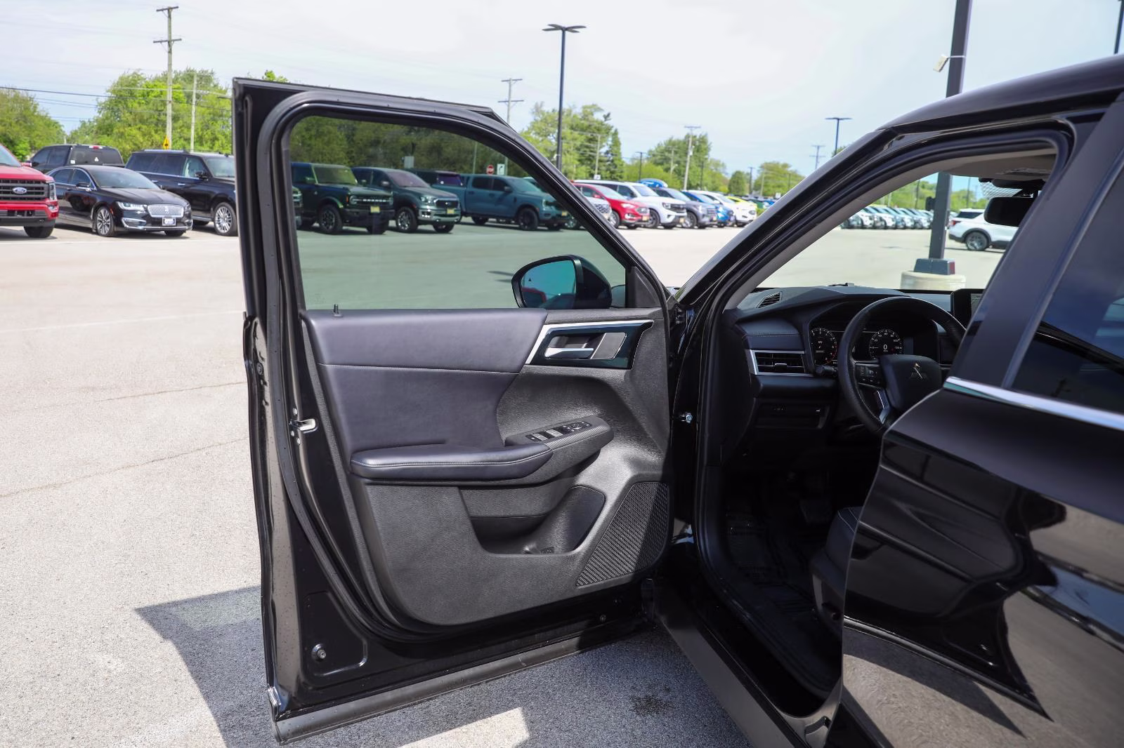 2023 Labrador Black Pearl Mitsubishi Outlander SE AWD S-AWC
