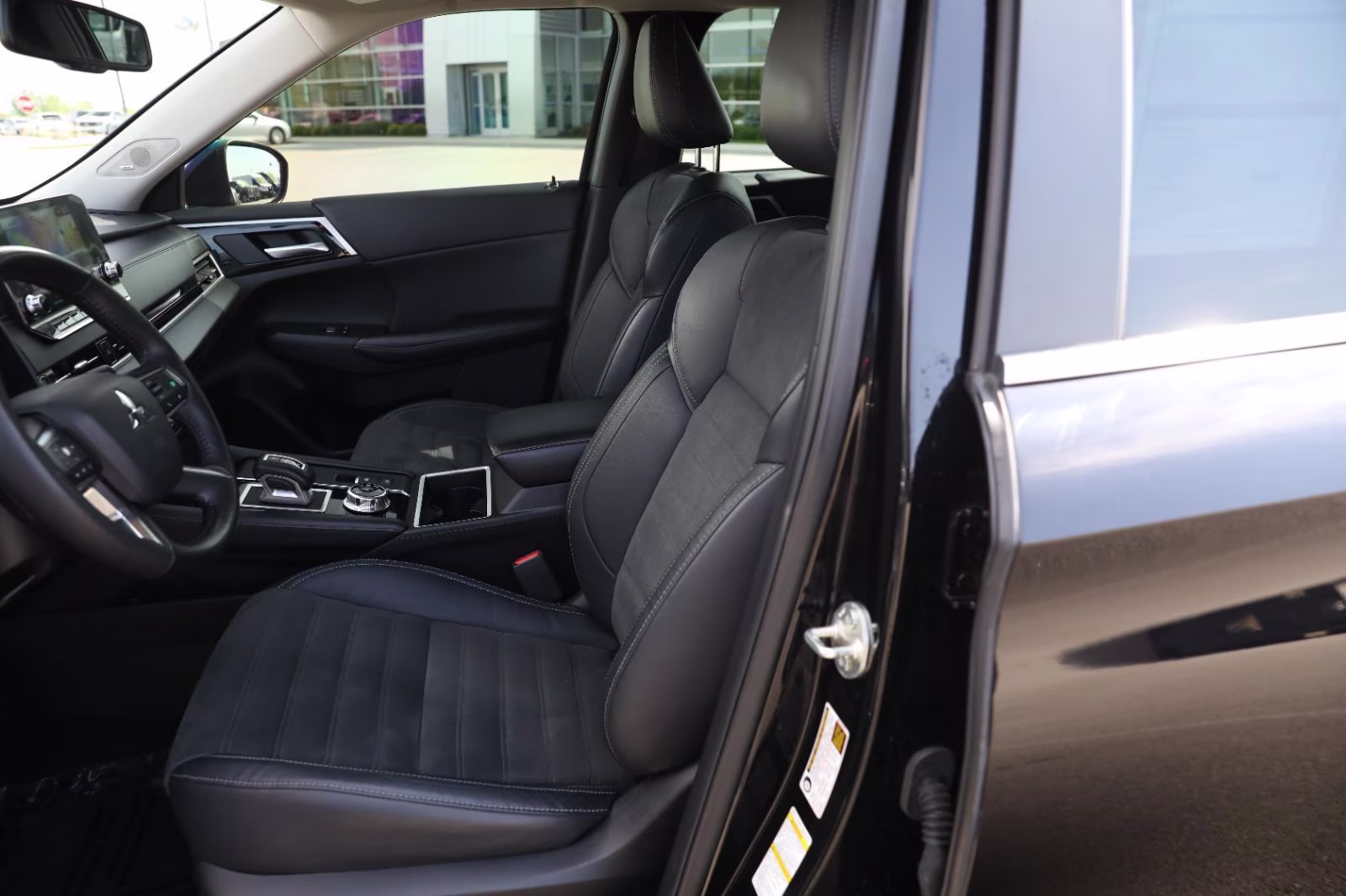 2023 Labrador Black Pearl Mitsubishi Outlander SE AWD S-AWC