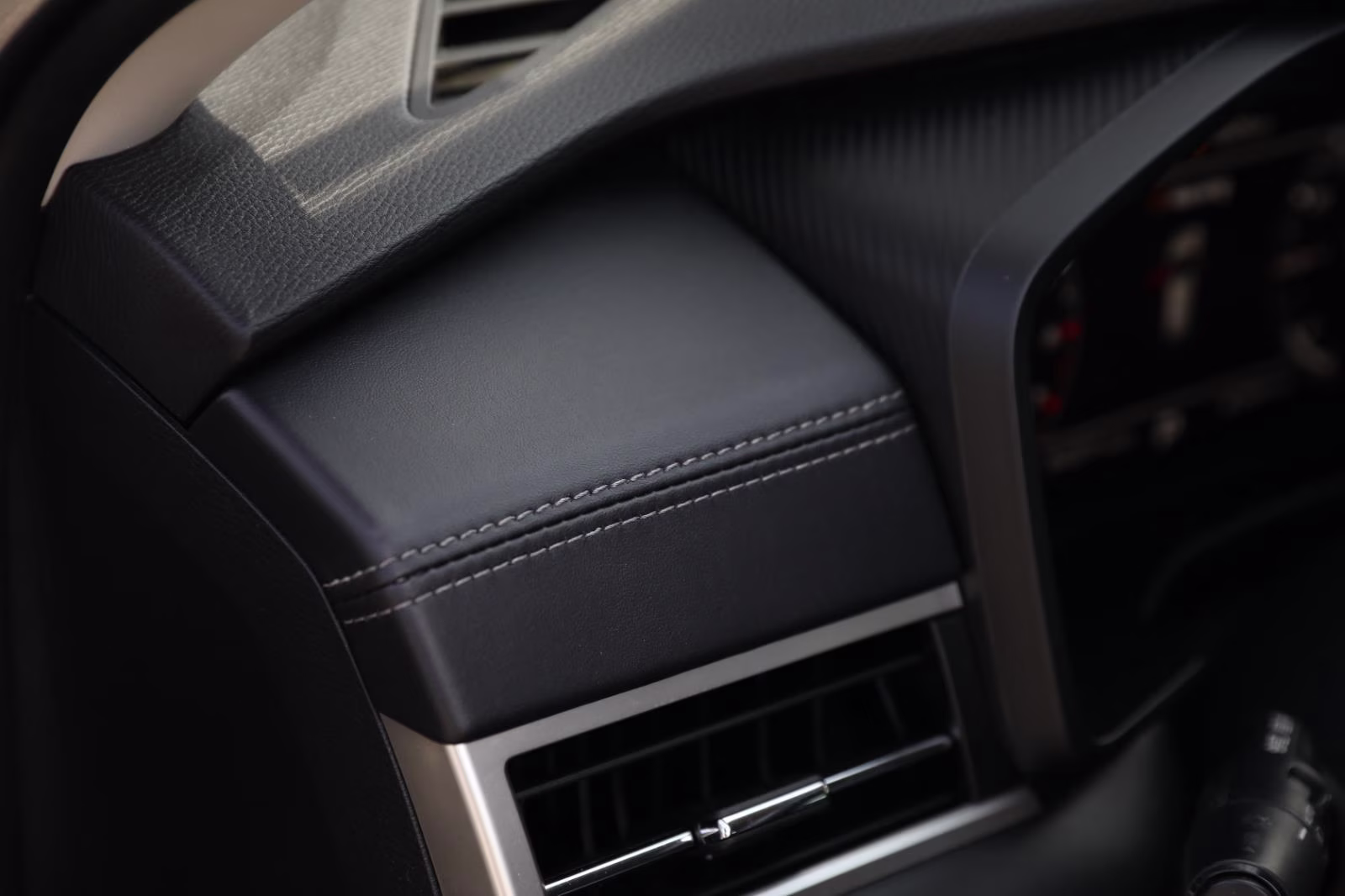 2023 Labrador Black Pearl Mitsubishi Outlander SE AWD S-AWC