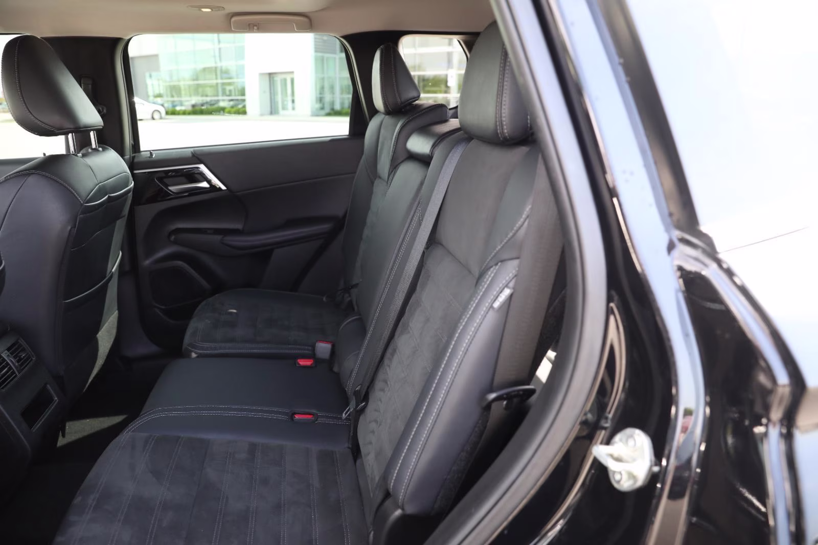 2023 Labrador Black Pearl Mitsubishi Outlander SE AWD S-AWC