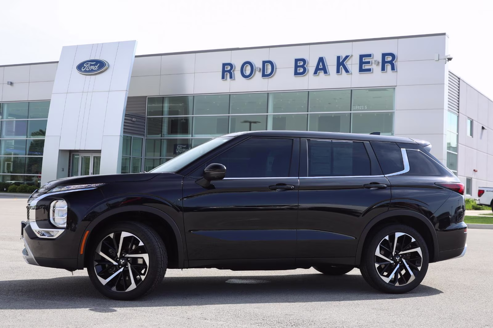 2023 Labrador Black Pearl Mitsubishi Outlander SE AWD S-AWC