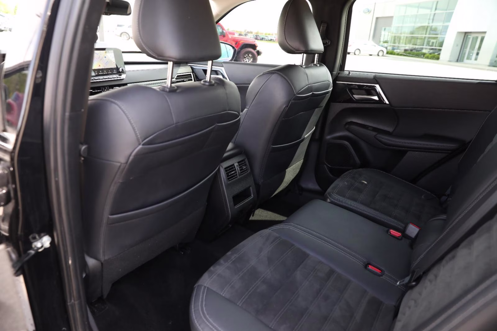 2023 Labrador Black Pearl Mitsubishi Outlander SE AWD S-AWC