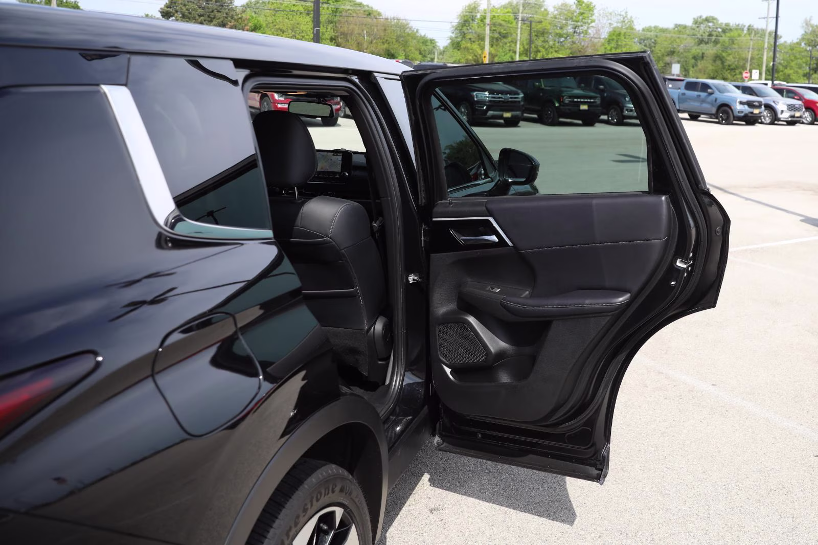 2023 Labrador Black Pearl Mitsubishi Outlander SE AWD S-AWC