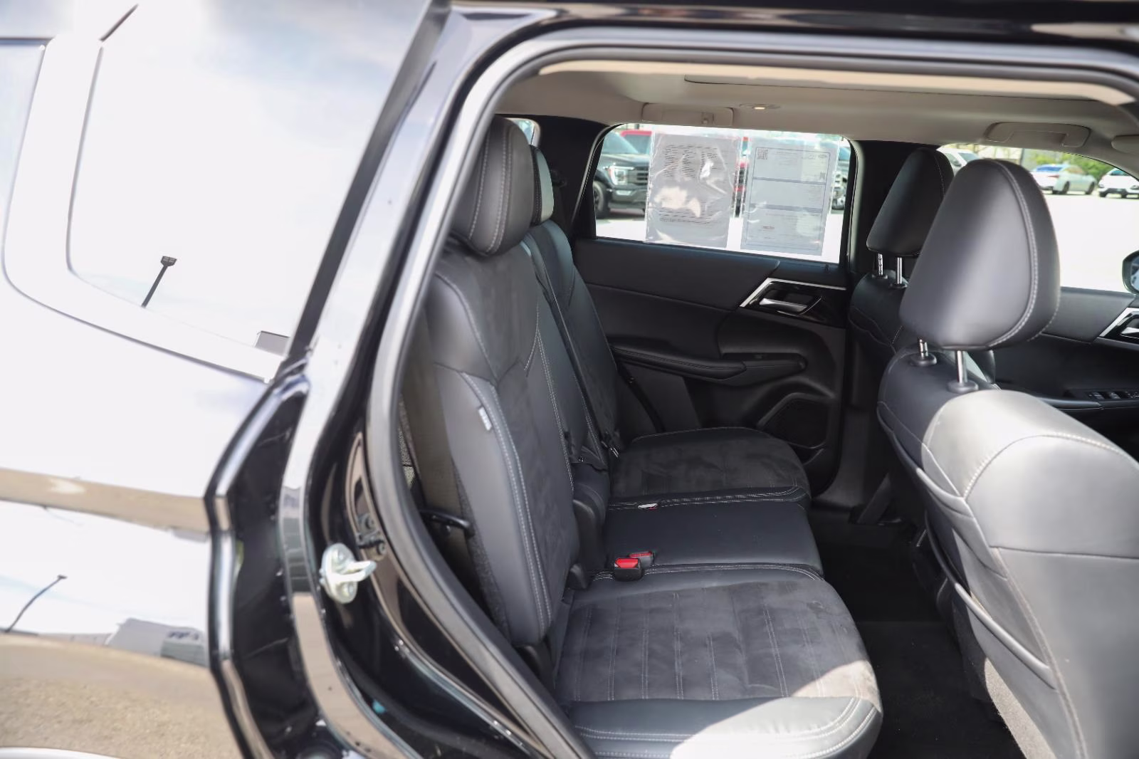 2023 Labrador Black Pearl Mitsubishi Outlander SE AWD S-AWC